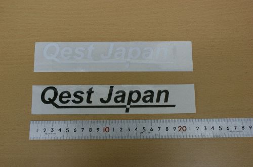 QestJapanのオリジナルMサイズロゴステッカーです。